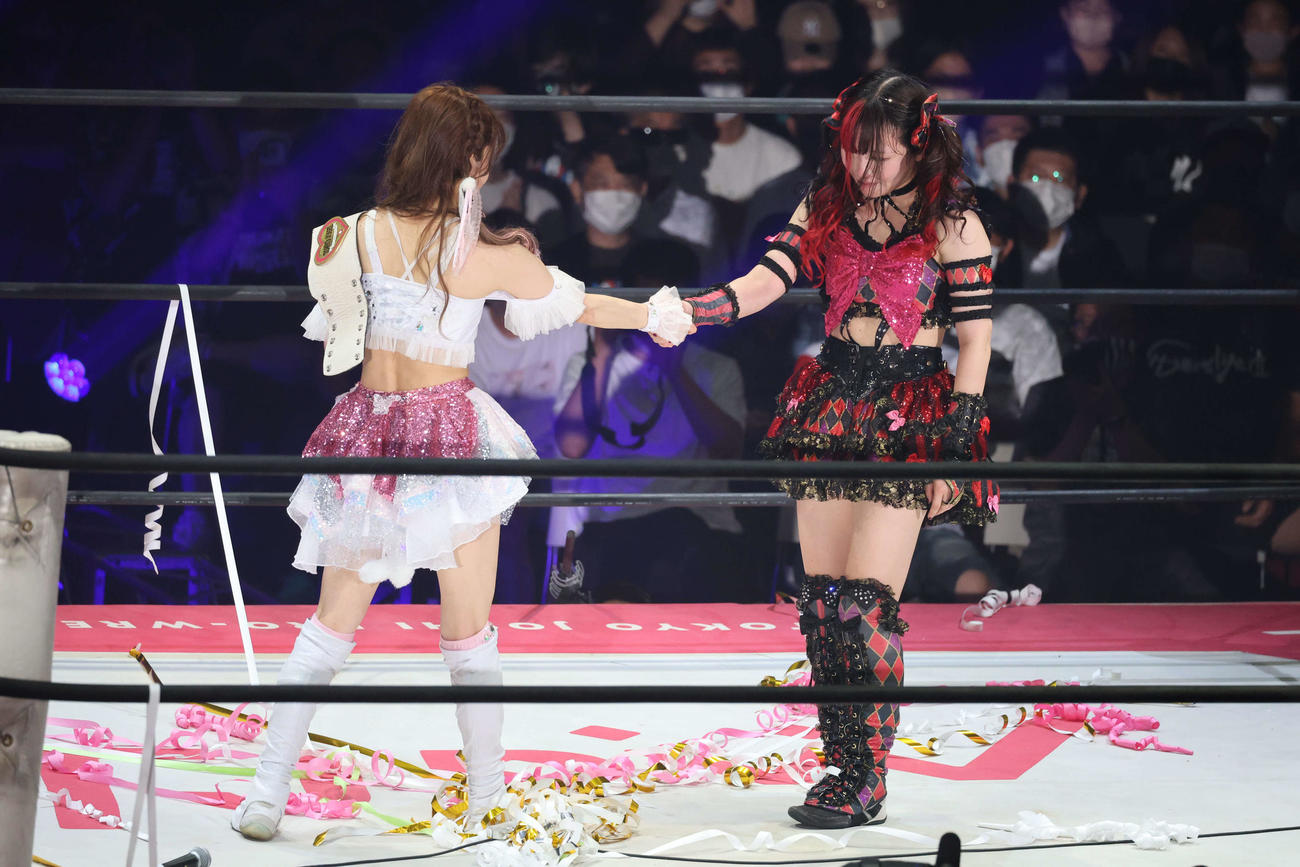 東京女子大田区大会　試合後、握手する瑞希（左）と伊藤麻希（撮影・渋谷征平）
