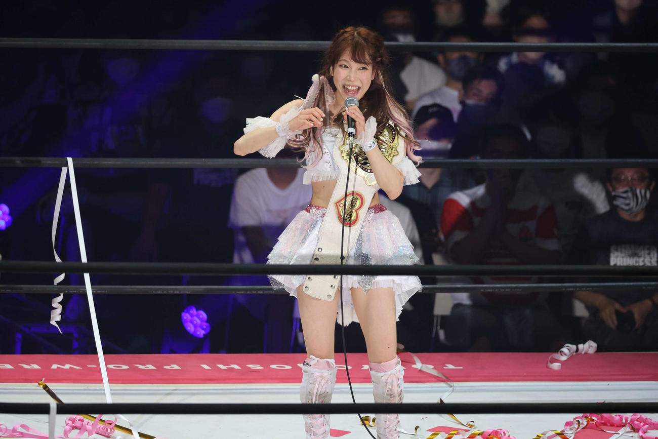 東京女子大田区大会　王座防衛に成功し、マイクパフォーマンスで締める瑞希（撮影・渋谷征平）
