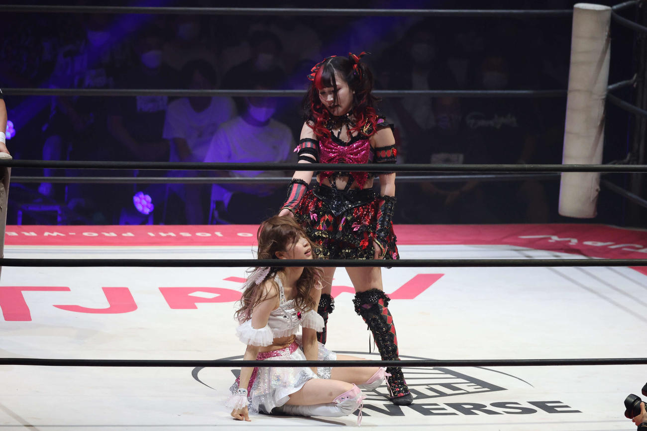 東京女子大田区大会　瑞希（左）の髪をつかむ伊藤麻希（撮影・渋谷征平）