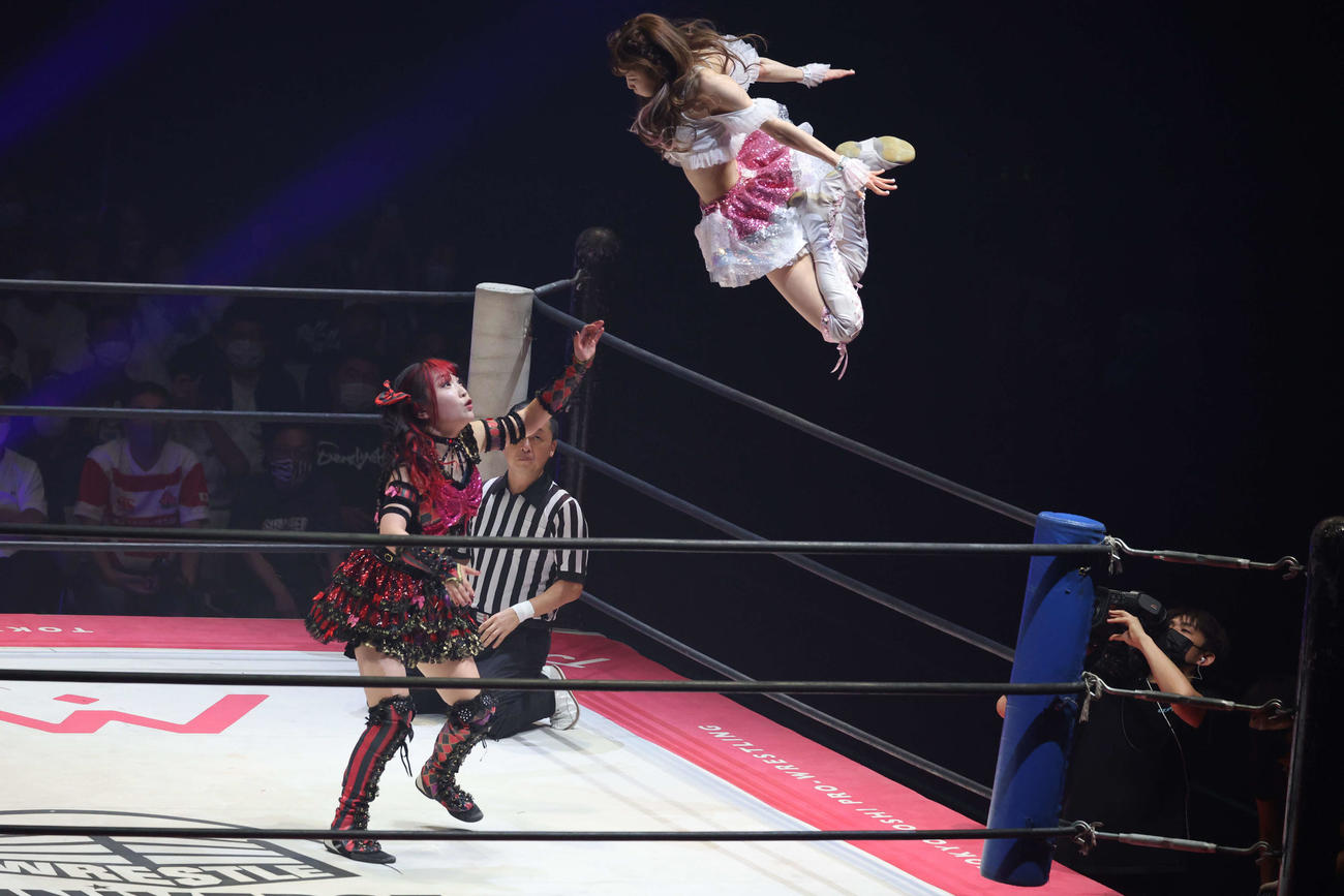 東京女子大田区大会　伊藤麻希（左）にフライングクロスボディを放つ瑞希（撮影・渋谷征平）