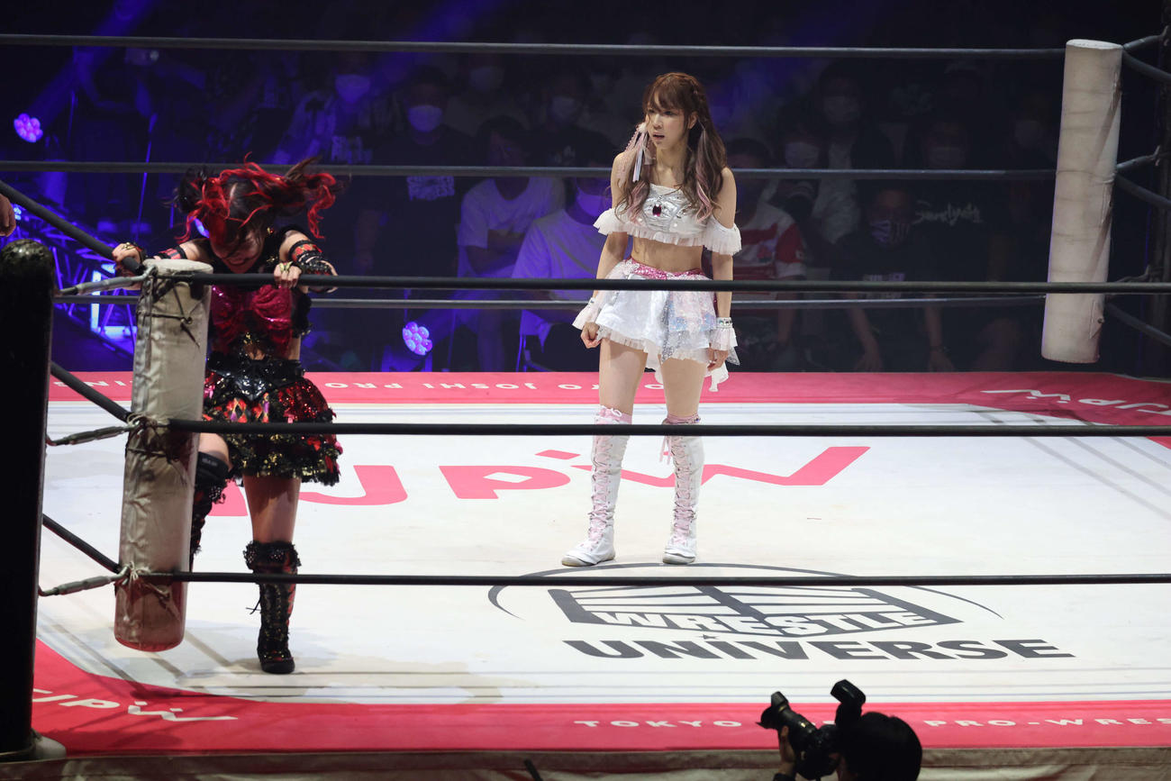 東京女子大田区大会　コーナーに頭突きを繰り返す伊藤麻希（左）をやや冷ややかな表情で見つめる瑞希（撮影・渋谷征平）