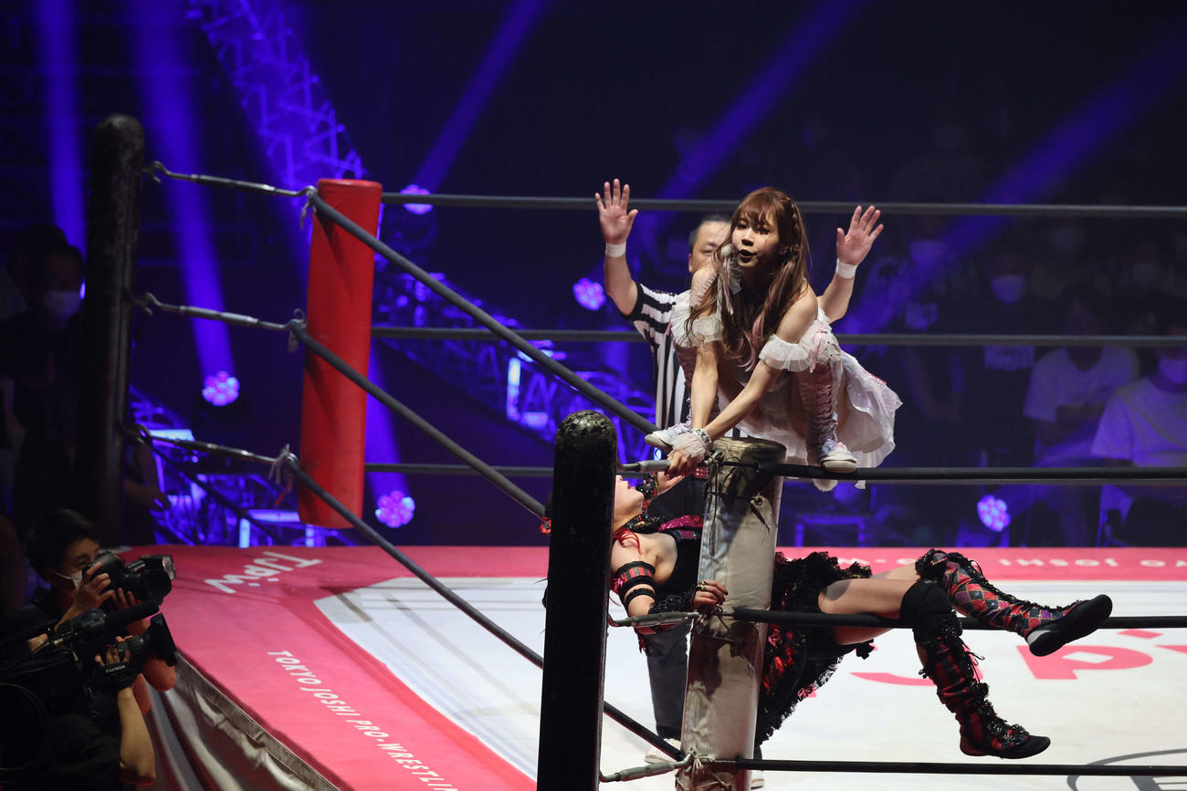 東京女子大田区大会　伊藤麻希をロープに固定し、コーナートップに登る瑞希（撮影・渋谷征平）