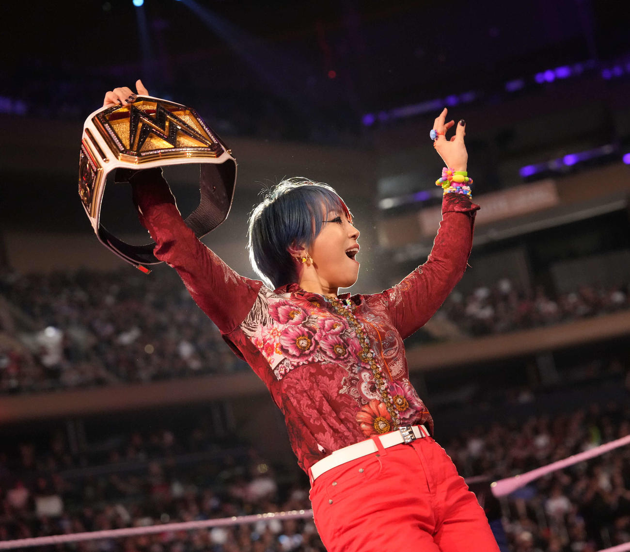 観客の声援に応じるWWE女子王者アスカ（C）2023 WWE, Inc. All Rights Reserved.