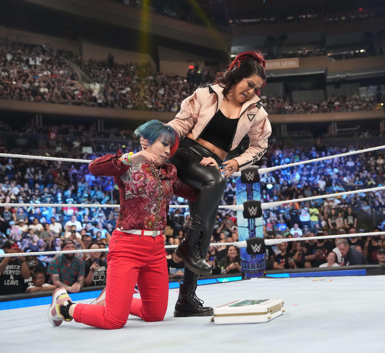 乱入したベイリー（右）のローズプラントを浴びたWWE女子王者アスカ（C）2023 WWE, Inc. All Rights Reserved.
