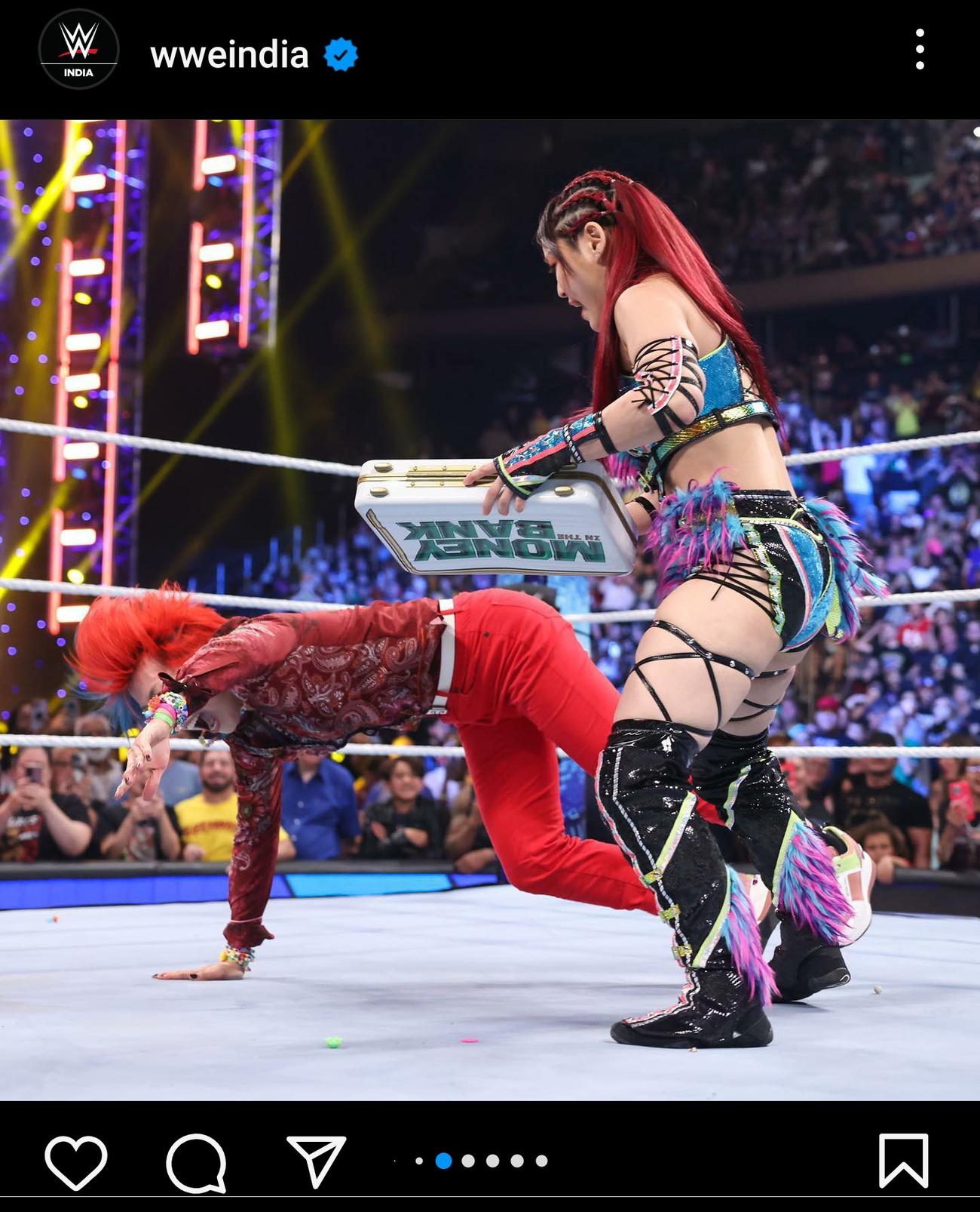 WWE女子王者アスカ（左）をブリーフケースで襲撃した「Ms．MITB」イヨ・スカイ（WWEインド公式インスタグラムから）