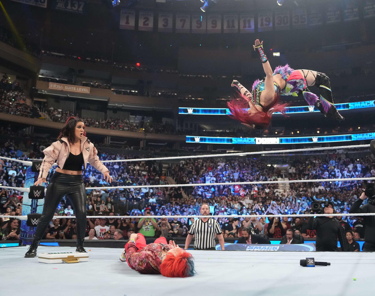 WWE女子王者アスカ（中央下）にムーンサルトを仕掛けた「Ms．MITB」イヨ・スカイ（右上）。左はベイリー（C）2023 WWE, Inc. All Rights Reserved.