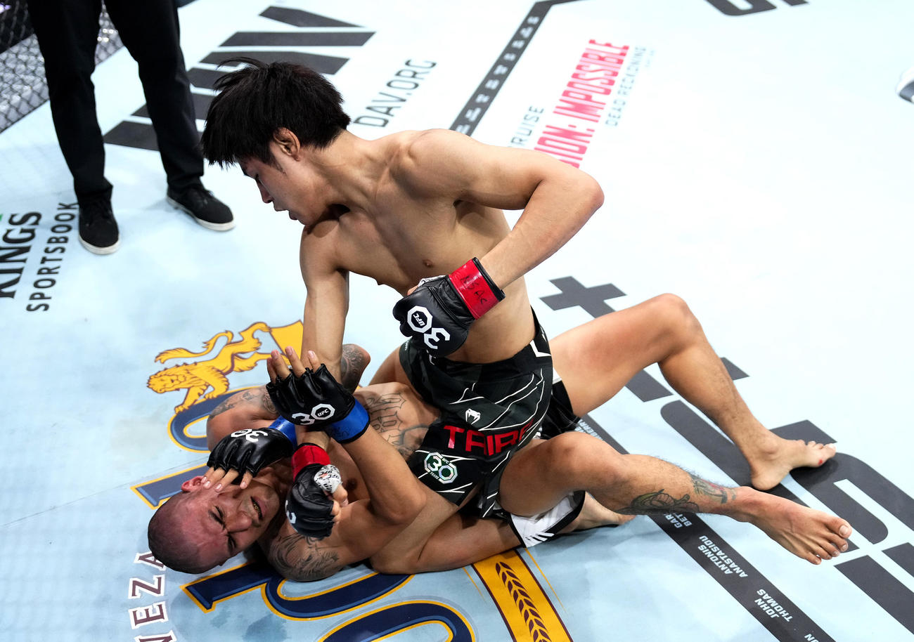 エドガー・チャイレス（下）にパウンドを振り下ろす平良達郎（C）Zuffa LLC／UFC

