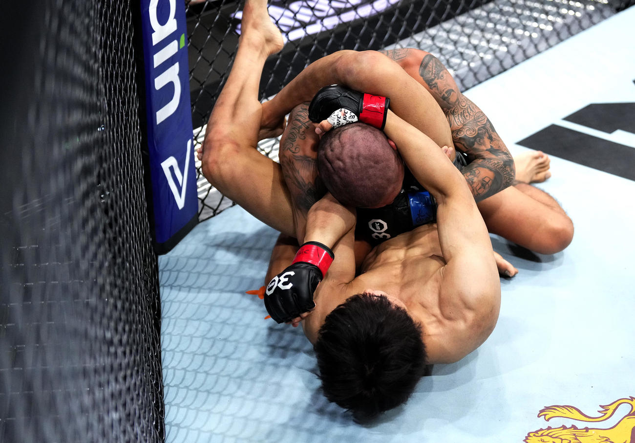 エドガー・チャイレス（上）を三角絞めで追い詰める平良達郎(C）Zuffa LLC／UFC
