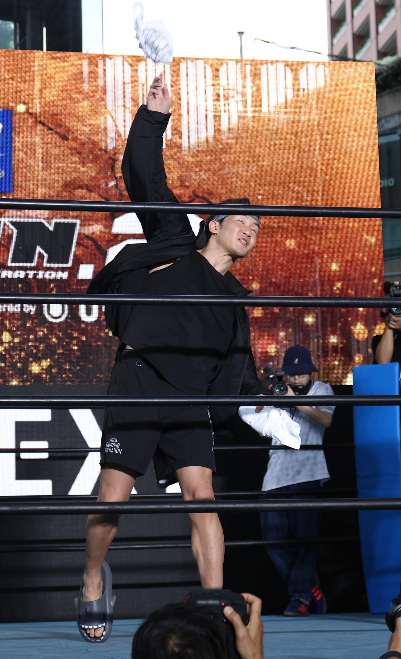 「超　RIZIN．2 powered by U－NEXT」を前に会見し、客席にサイン入りシャツを投げ込む朝倉未来（撮影・野上伸悟）