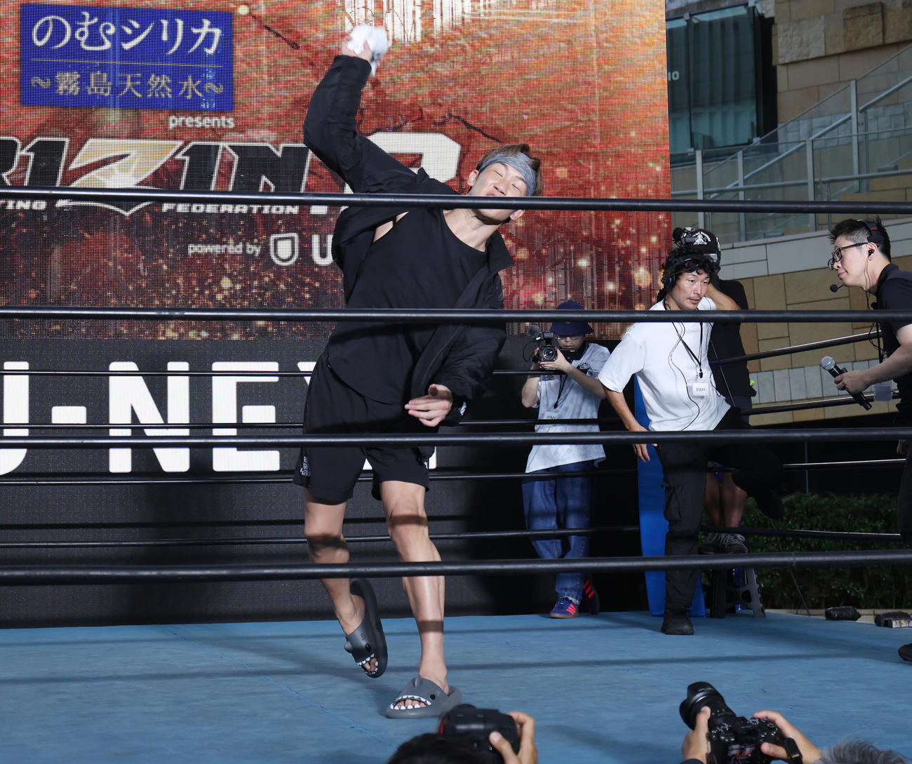 「超　RIZIN．2 powered by U－NEXT」を前に会見し、客席にサイン入りシャツを投げ込む朝倉未来（撮影・野上伸悟）