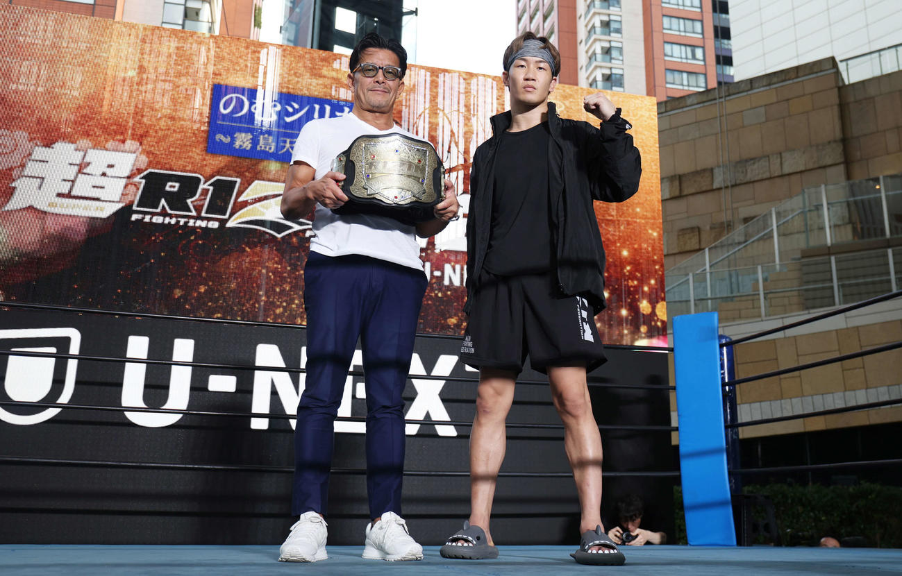 「超　RIZIN．2 powered by U－NEXT」を前に会見する榊原CEO（左）と朝倉未来（撮影・野上伸悟）