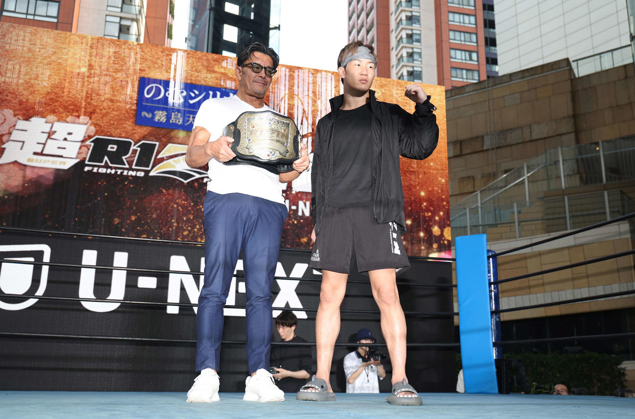 「超　RIZIN．2 powered by U－NEXT」を前に会見する榊原CEO（左）と朝倉未来（撮影・野上伸悟）