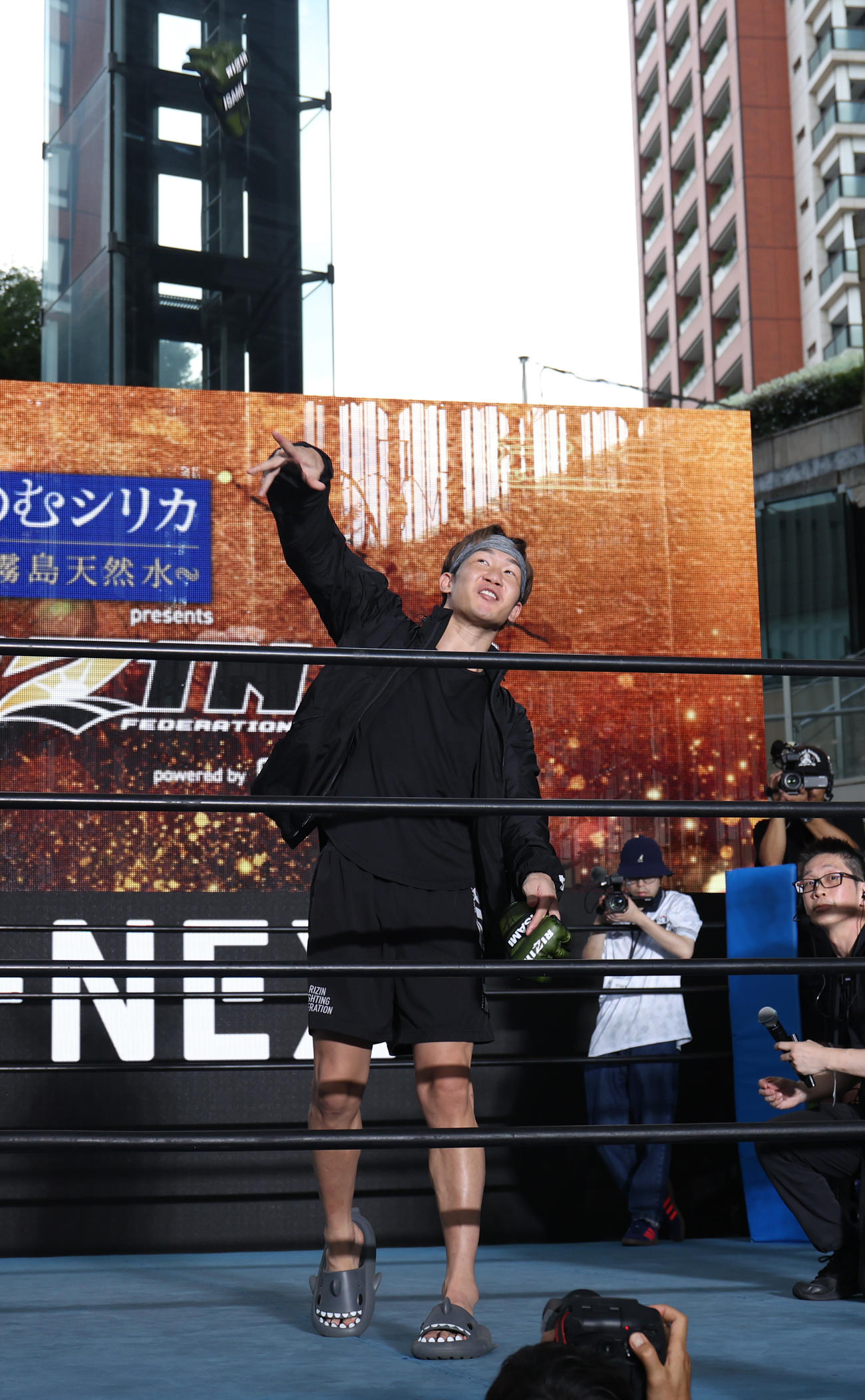 「超　RIZIN．2 powered by U－NEXT」を前に会見し、客席にサイン入りグローブを投げ込む朝倉未来（撮影・野上伸悟）