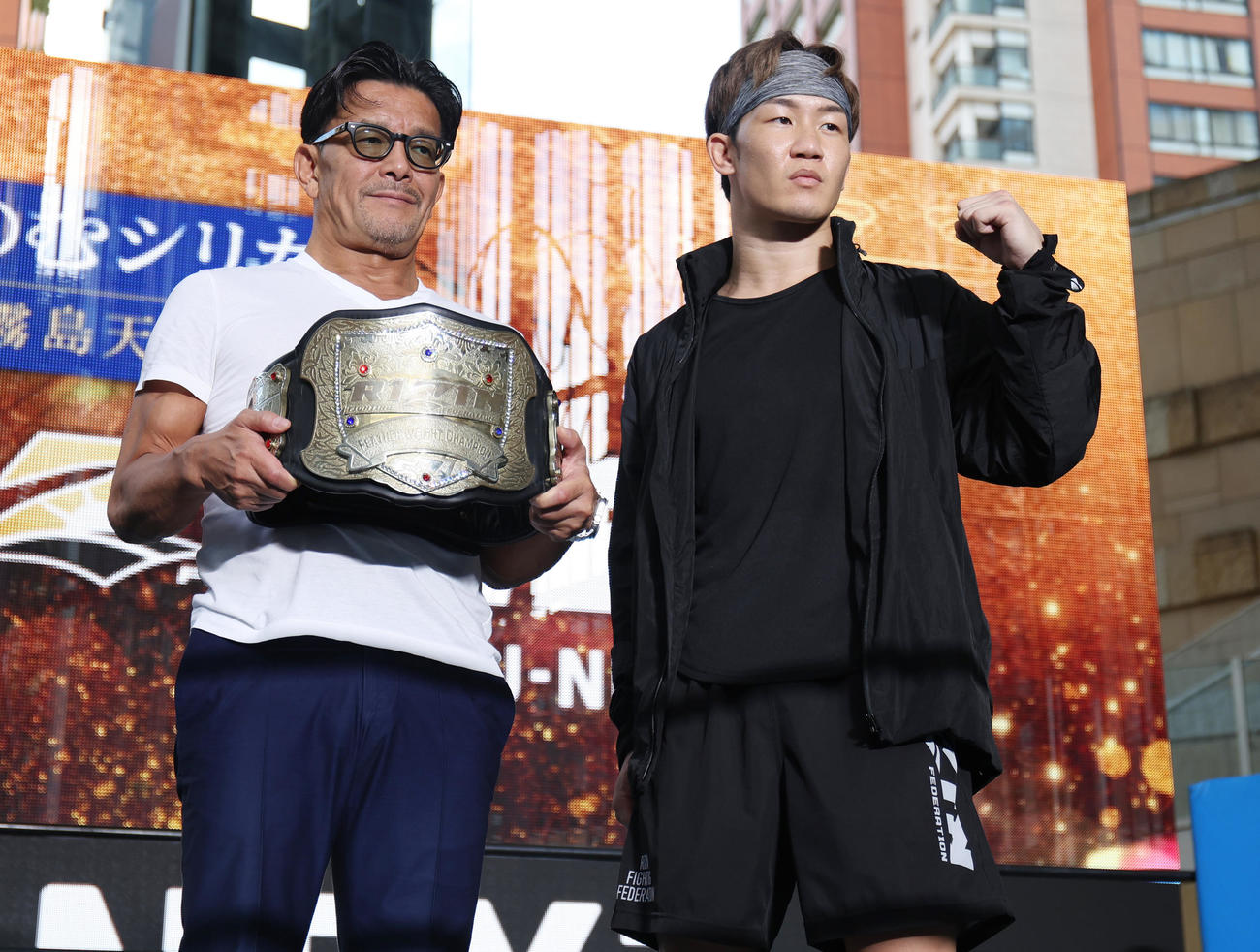 「超　RIZIN．2 powered by U－NEXT」を前に会見する榊原CEO（左）と朝倉未来（撮影・野上伸悟）