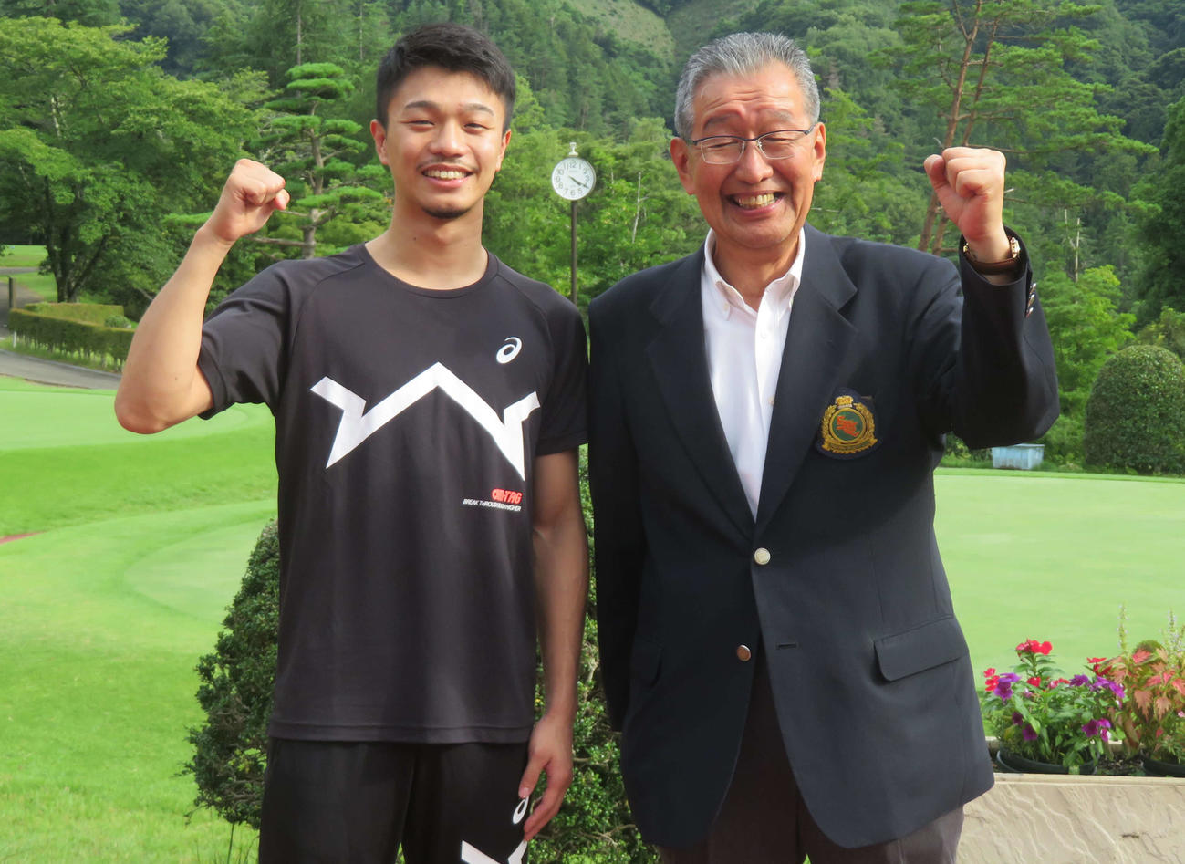 相模湖CCの高安社長（右）とともにガッツポーズするWBO世界スーパーフライ級王者中谷