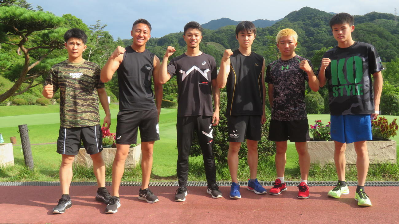 同門ジムメンバーとゴルフ場での走り込み合宿を開始したWBO世界スーパーフライ級王者中谷（左から3番目）