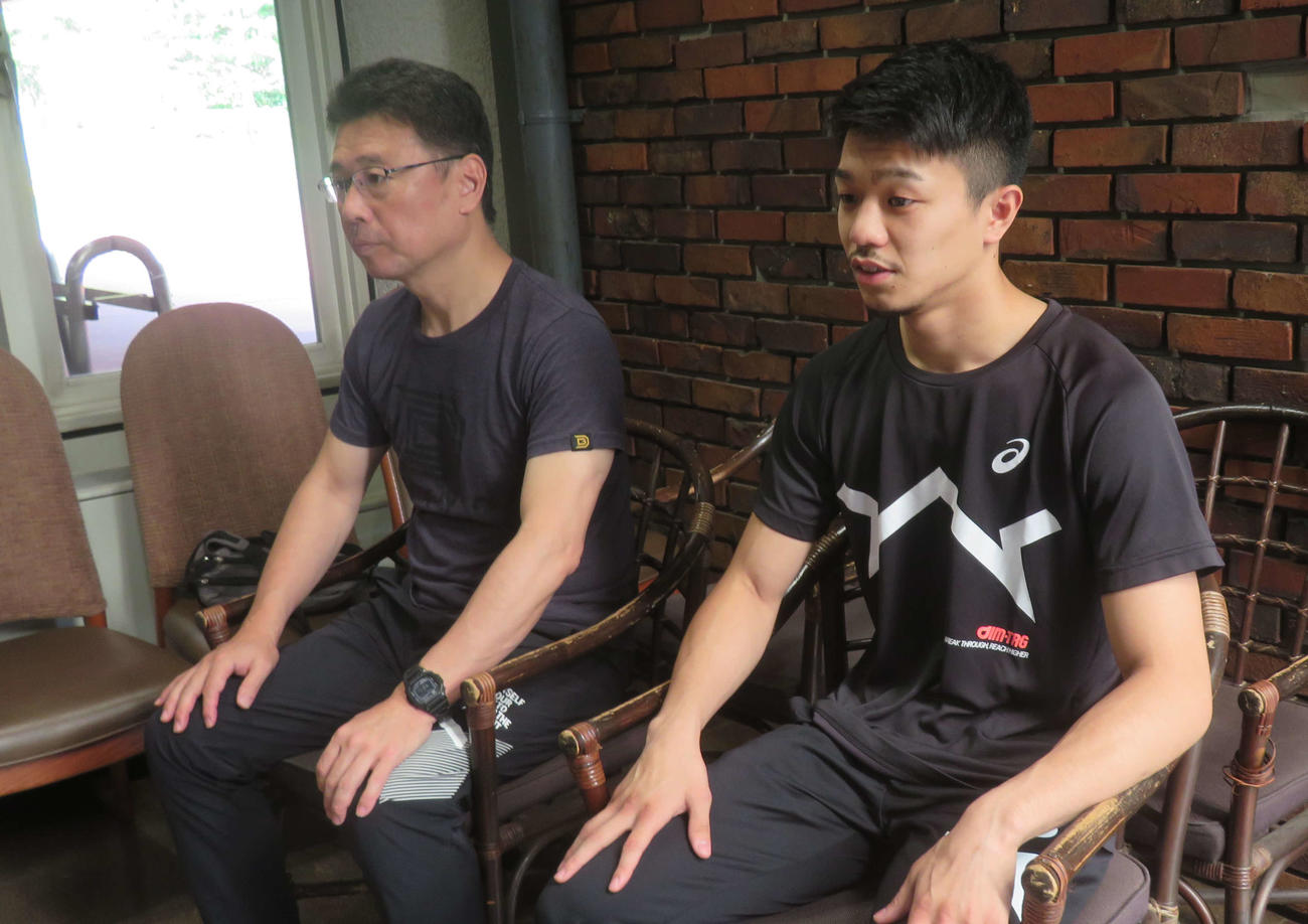 所属ジムの村野健会長（左）とともに報道陣に対応したWBO世界スーパーフライ級王者中谷潤人