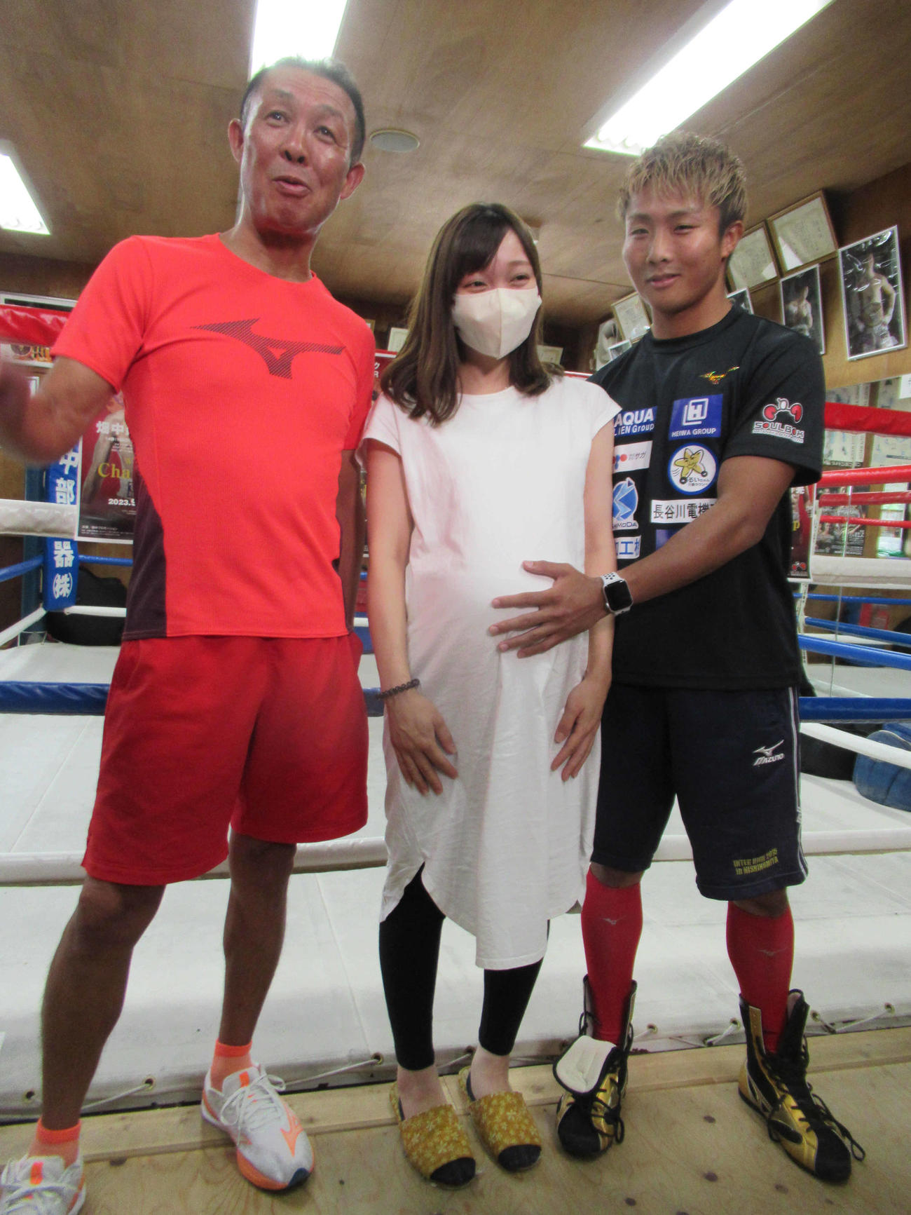 アジア王者に挑む会見に臨んだ畑中建人（右）と第1子出産間近の美紗代夫人（中央）。左は元世界王者の父、畑中会長（撮影・実藤健一）