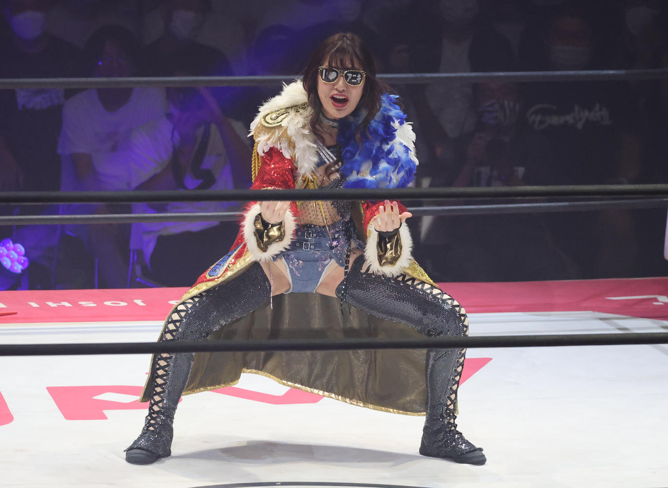 東京女子大田区大会　水波綾の衣装を奪い、リングの中央でノリノリの上福ゆき（撮影・渋谷征平）