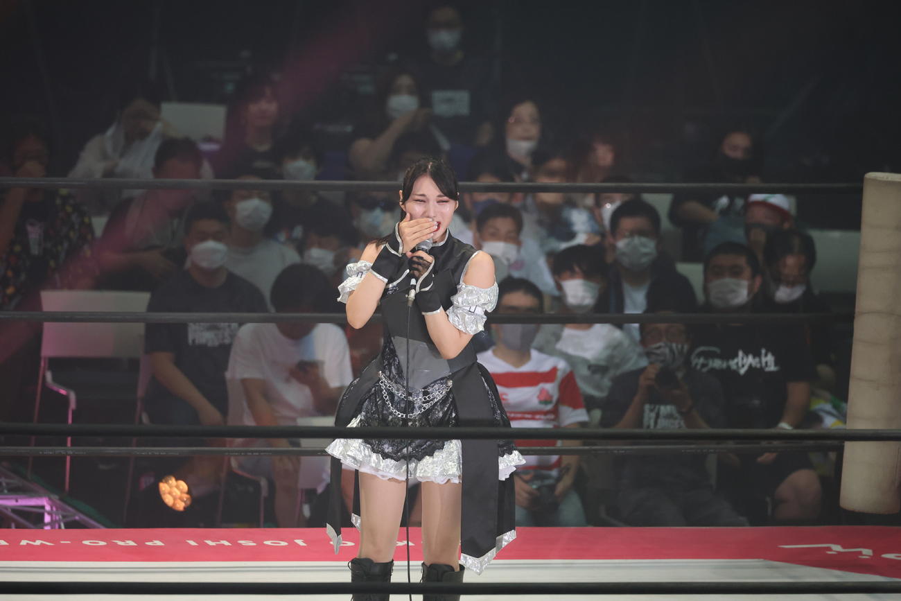 東京女子大田区大会　オープニングで感極まり、涙を流す難波小百合（撮影・渋谷征平）