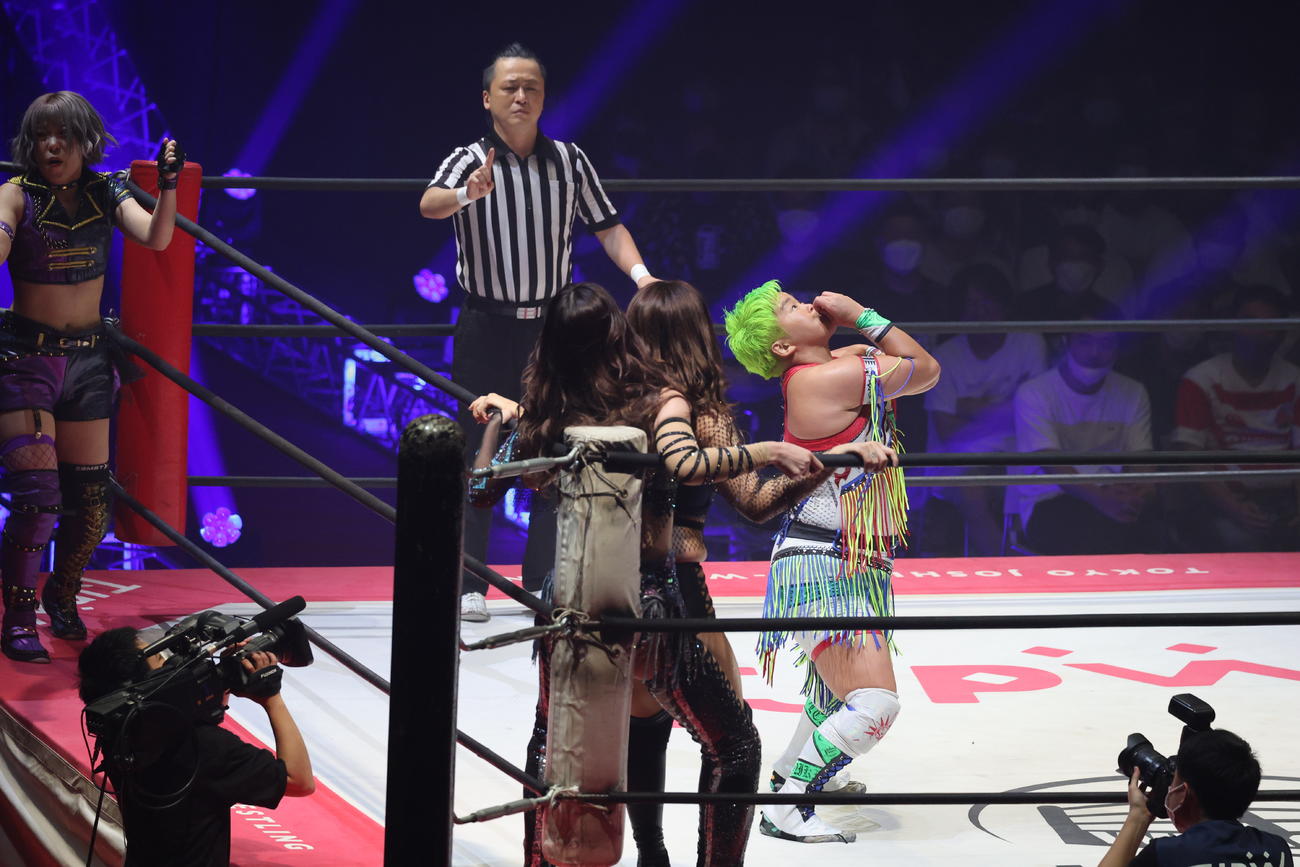 東京女子大田区大会　朱崇花と上福ゆきをコーナーに張り付け、アピールする水波綾（撮影・渋谷征平）