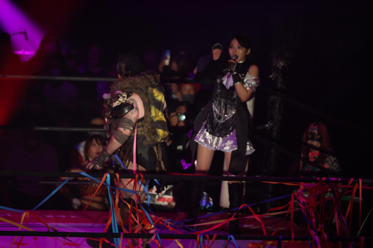 東京女子大田区大会　マックス・ジ・インペイラーを怖がるリングアナの難波小百合（撮影・渋谷征平）