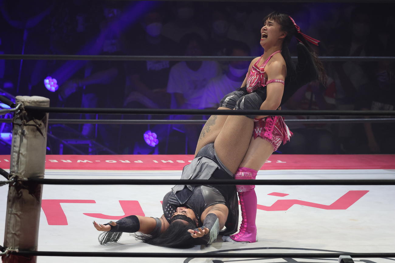 東京女子大田区大会　ナイラ・ローズをジャイアントスイングで回そうとするも、苦しい表情の渡辺未詩（右）（撮影・渋谷征平）