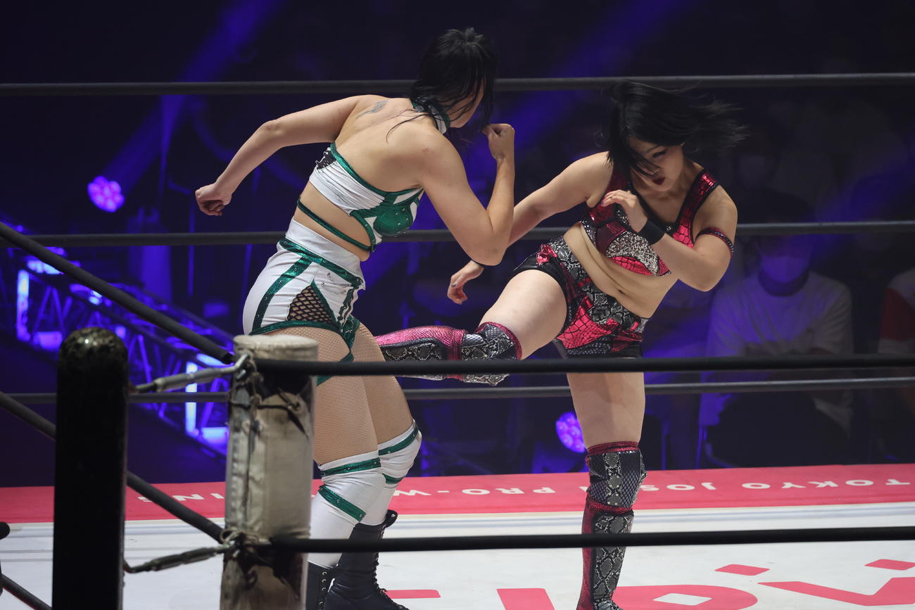 東京女子大田区大会　ソーヤー・レックに強烈な蹴りを浴びせる山下実優（右）（撮影・渋谷征平）