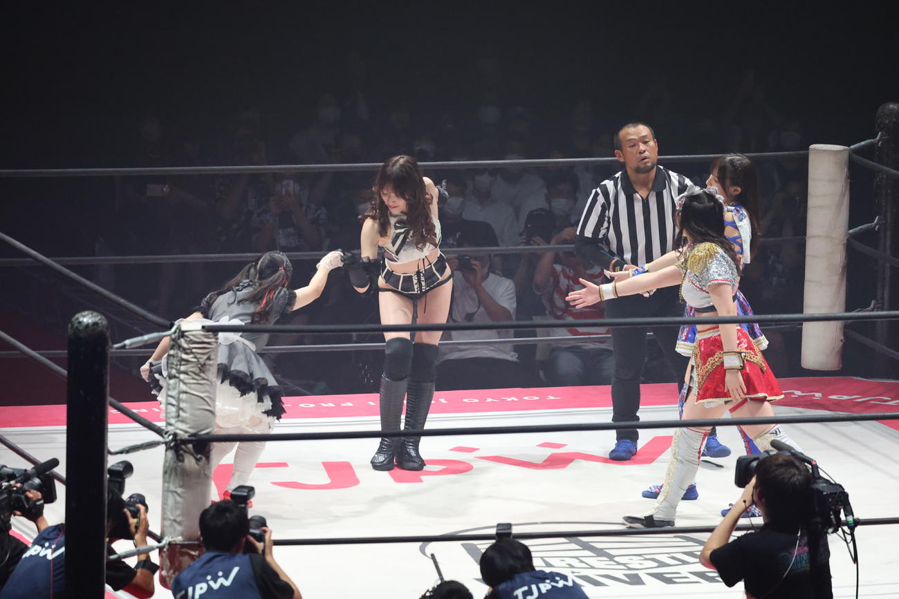東京女子大田区大会　荒井優希と上原わかな組から握手を求められるも、華麗にすかす沙希様とメイ・サン＝ミッシェル組（左）（撮影・渋谷征平）