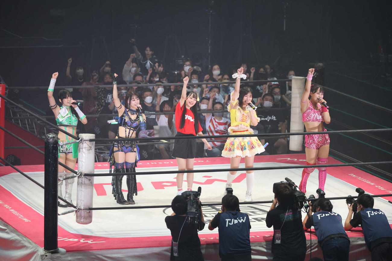 東京女子大田区大会　試合前にライブで盛り上げるアップアップガールズ（プロレス）。左から鈴木志乃、乃蒼ヒカリ、ウタ、らく、渡辺未詩（撮影・渋谷征平）