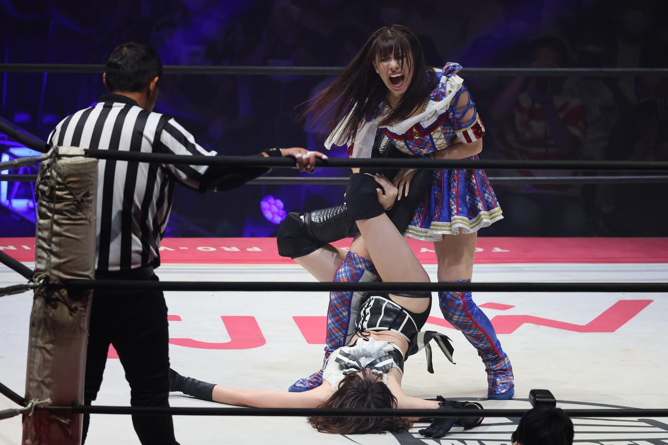 東京女子大田区大会　鬼気迫る表情で沙希様を攻める荒井優希（撮影・渋谷征平）