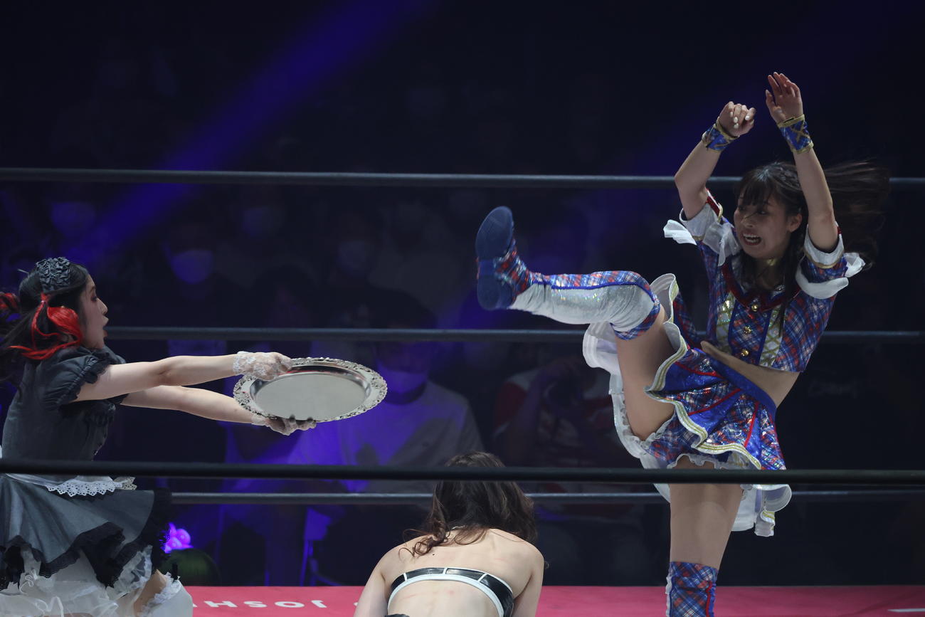 東京女子大田区大会　Finallyを放つ荒井優希を、トレイを差し出して阻止しようとするメイ・サン＝ミッシェル（左）（撮影・渋谷征平）