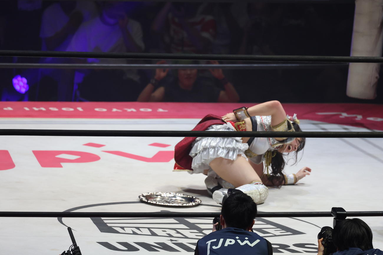 東京女子大田区大会　メイ・サン＝ミッシェルのトレイを踏みまくるも、滑って転んでしまい苦しい表情の上原わかな（撮影・渋谷征平）
