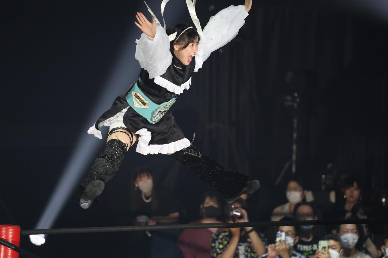 東京女子大田区大会　入場でドラゴンリングインする辰巳リカ（撮影・渋谷征平）