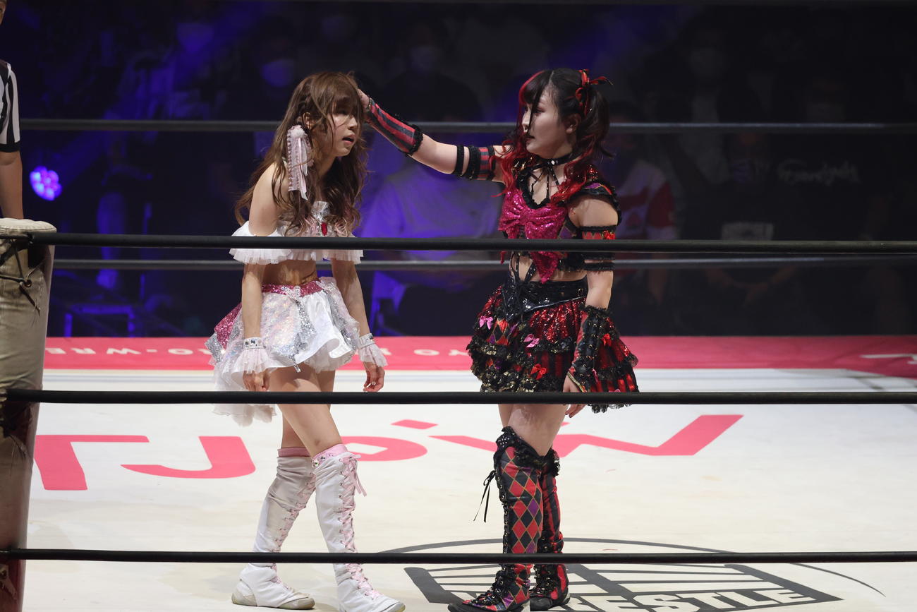 東京女子大田区大会　瑞希の髪をつかむ伊藤麻希（右）（撮影・渋谷征平）