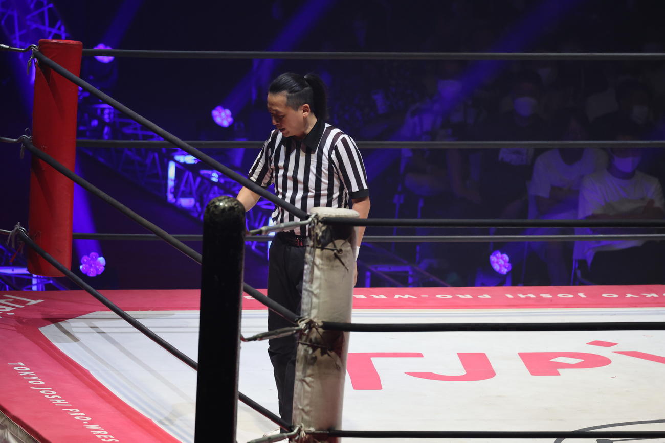 東京女子大田区大会　瑞希と伊藤麻希が場外に消え、見失うレフェリー（撮影・渋谷征平）