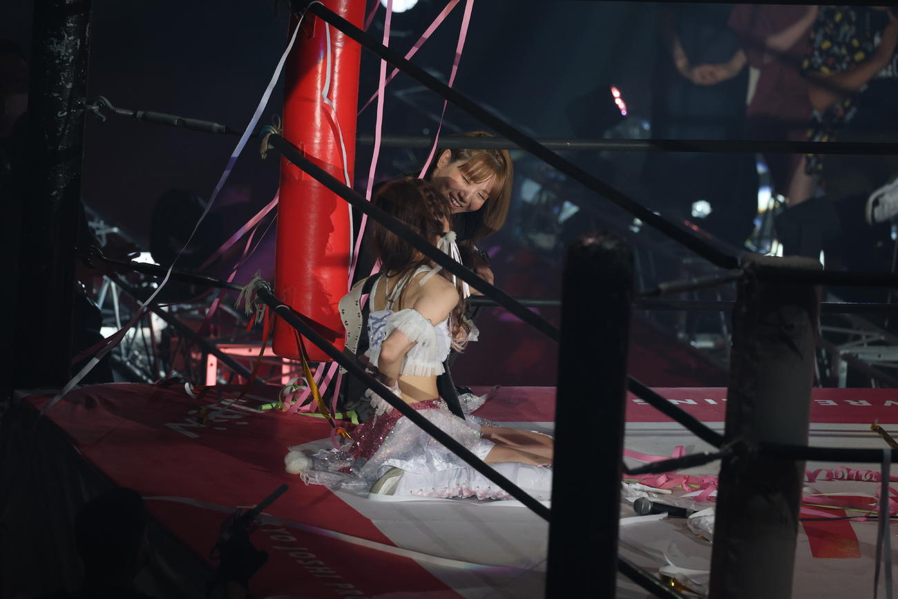 東京女子大田区大会　王座を防衛した瑞希を、笑顔で労う坂崎ユカ（奥）（撮影・渋谷征平）