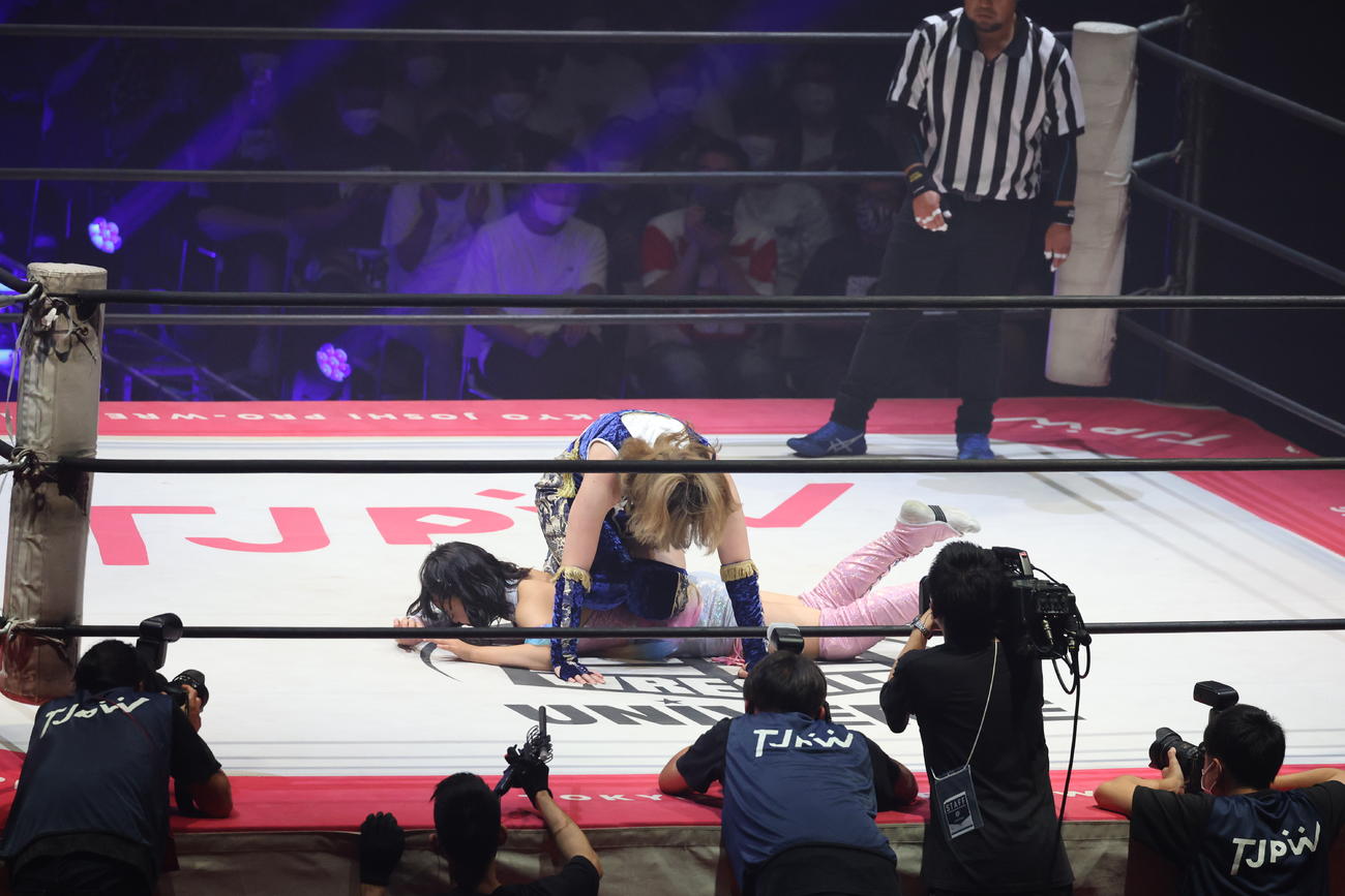 東京女子大田区大会　猫はるなが顔をひっかいたことをお詫びする桐生真弥（撮影・渋谷征平）
