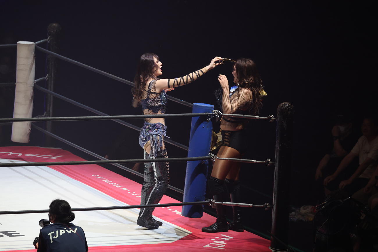 東京女子大田区大会　奪った水波綾のサングラスを朱崇花にかけようとする上福ゆき（撮影・渋谷征平）