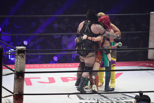 東京女子大田区大会 マックス・ジ・インペイラーとアジャコングに挟まれる、中島翔子とハイパーミサヲ(撮影・渋谷征平)