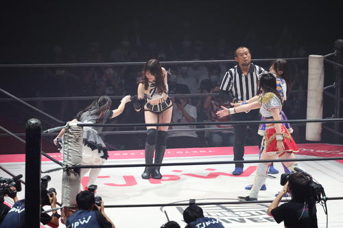 東京女子大田区大会 荒井優希と上原わかな組から握手を求められるも、華麗にすかす沙希様とメイ・サン=ミッシェル組(左)(撮影・渋谷征平)