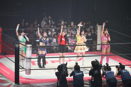 東京女子大田区大会 試合前にライブで盛り上げるアップアップガールズ(プロレス)。左から鈴木志乃、乃蒼ヒカリ、ウタ、らく、渡辺未詩(撮影・渋谷征平)