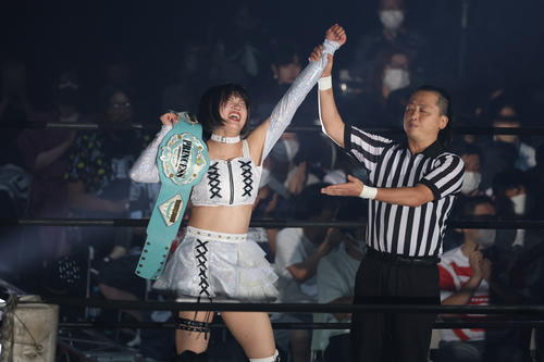 東京女子大田区大会 王座を防衛し、勝ち名乗りに喜ぶ辰巳リカ(撮影・渋谷征平)