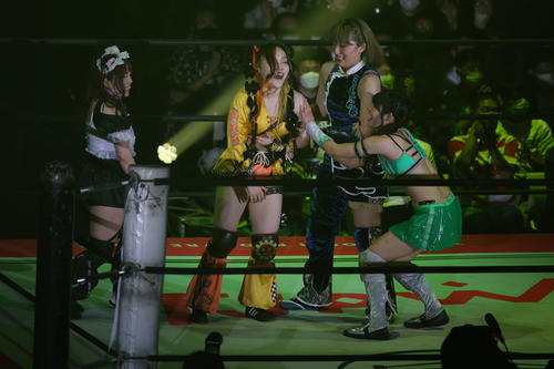 東京女子大田区大会 勝利し、HIMAWARIにそっとボディタッチする鈴木志乃(右)(撮影・渋谷征平)