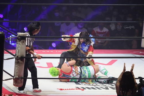 東京女子大田区大会 水波綾の衣装を奪い、本人に見せつける上福ゆき(撮影・渋谷征平)