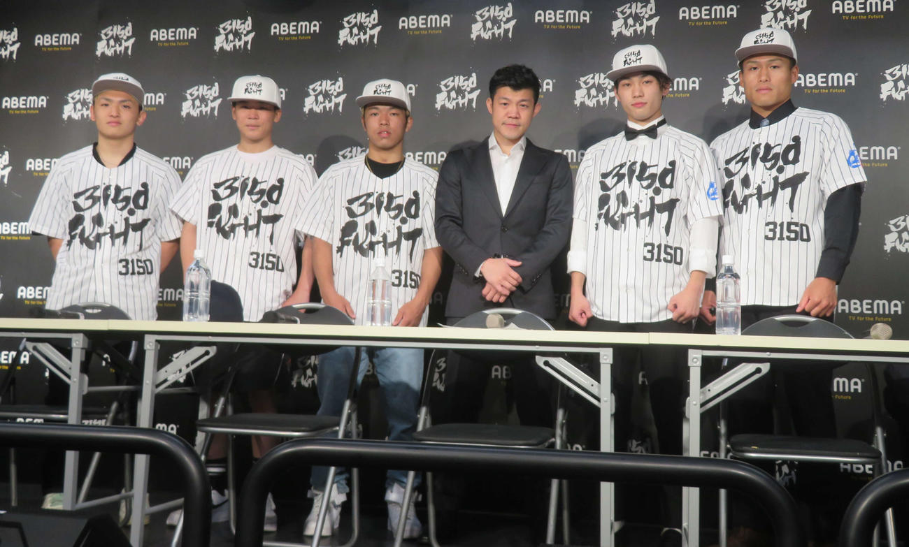 3150FIGHTエリートとなった選手たち。左から政所椋、岡朱里、花田颯、亀田興毅氏、野上翔、野上昴生