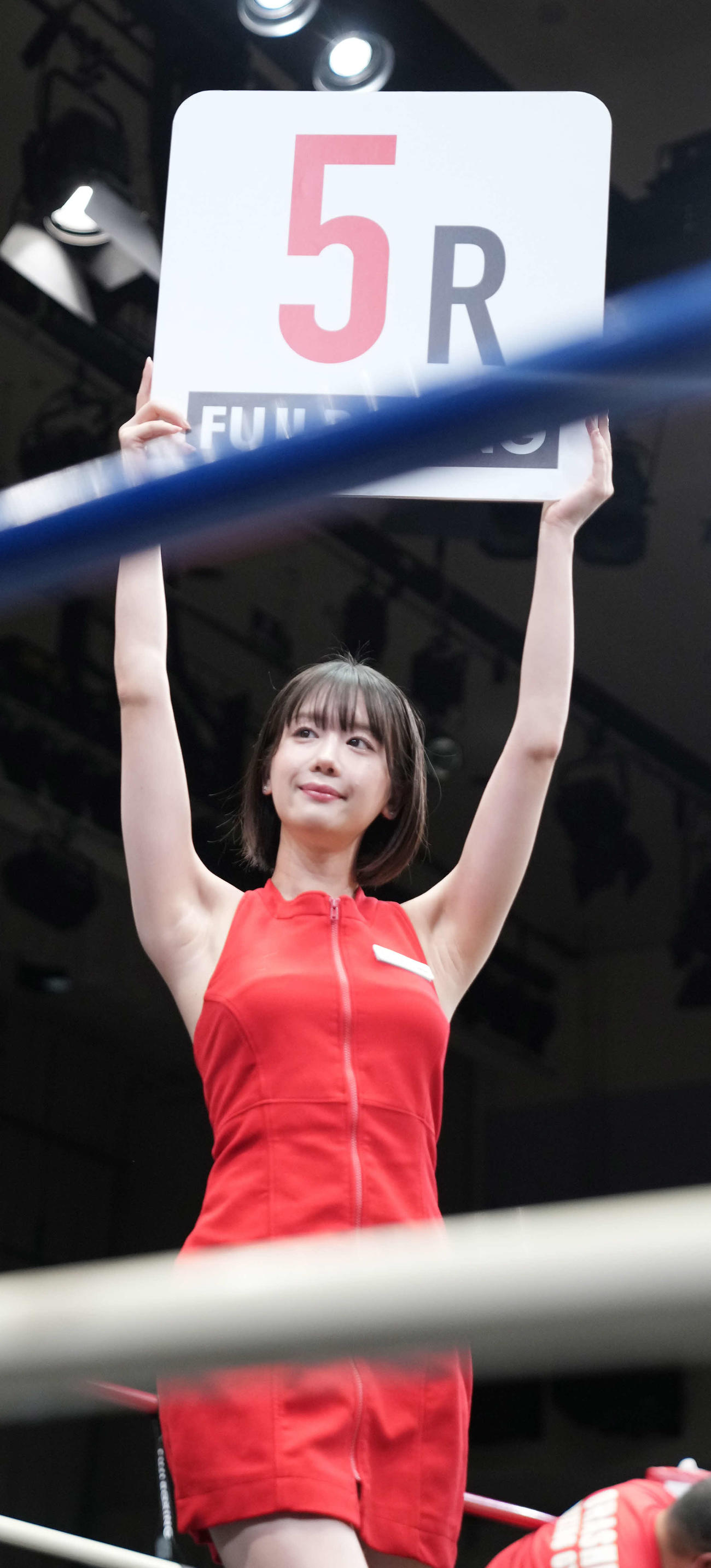 ラウンドガールの新唯（撮影・小沢裕）
