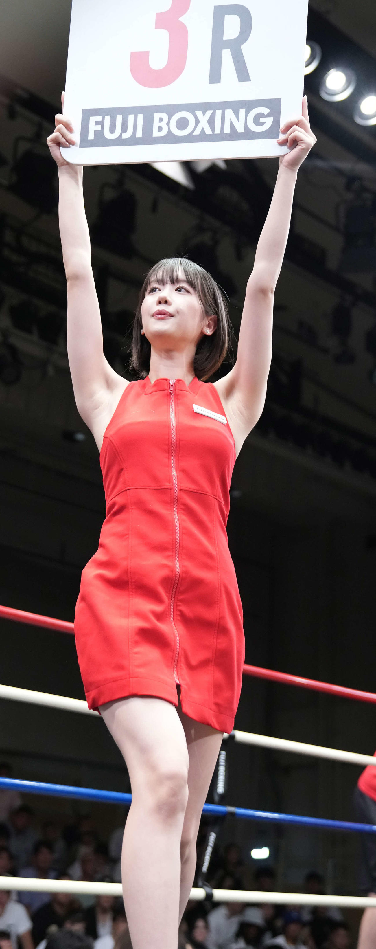 ラウンドガールの新唯（撮影・小沢裕）
