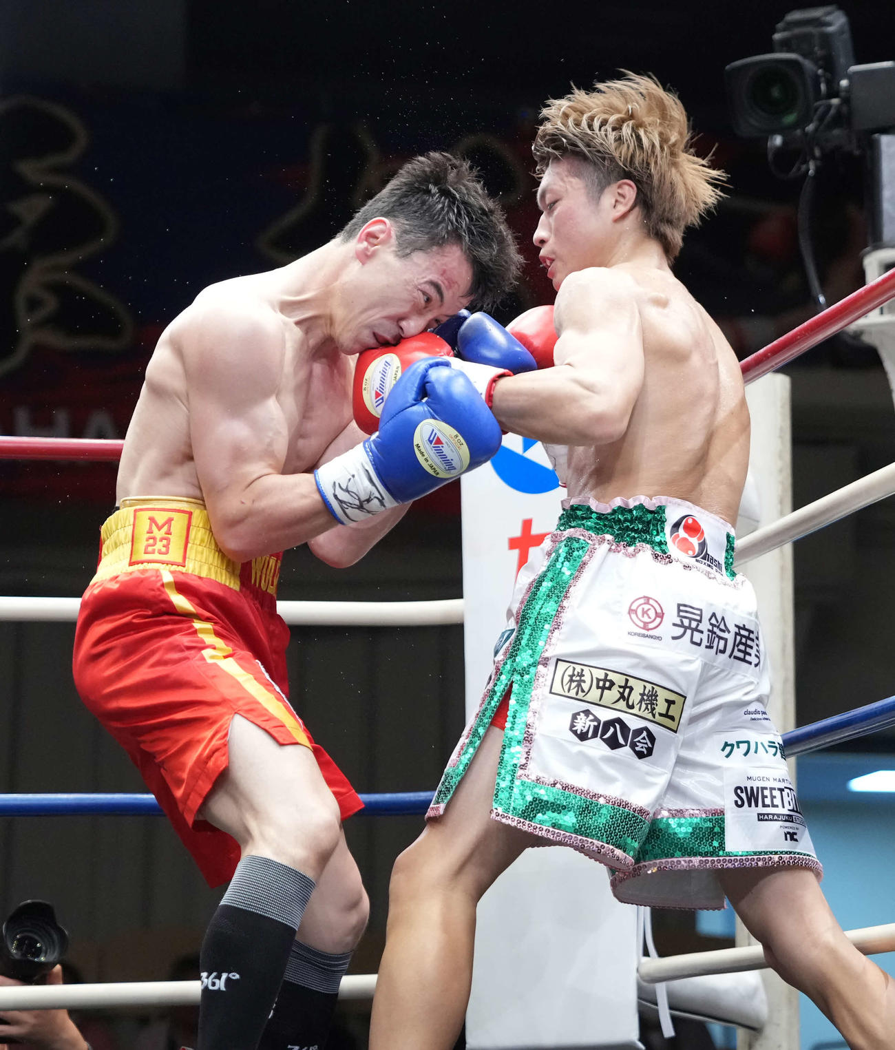 4回、ウラン・トロハツ（左）に左ボディーを放ちダウンを奪う桑原（撮影・小沢裕）