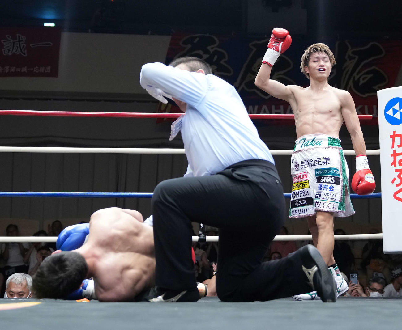 4回、ウラン・トロハツ（左）からダウンを奪いKO勝ちを収めた桑原（撮影・小沢裕）